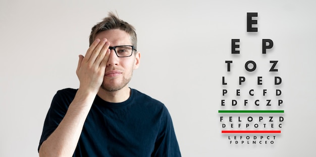 Foto jovem, verifique a visão, examine a saúde com o gráfico de letras de teste