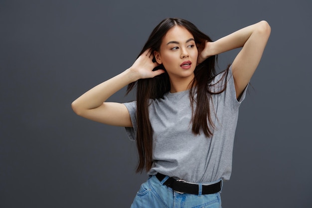 Jovem vestindo casual camiseta cinza modelo de estúdio de charme de moda