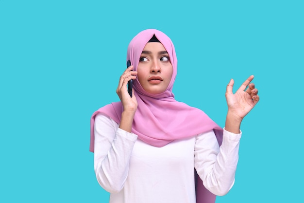 jovem vestindo hijab rosa agradável conversa no telefone modelo indiano do paquistanês