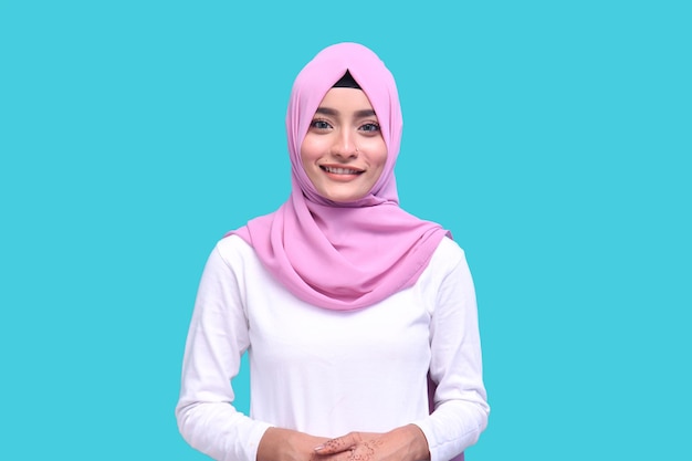 jovem vestindo um hijab rosa sorrindo olhando para a câmera do modelo indiano do Paquistão