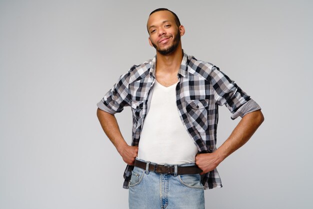 Foto jovem vestindo uma camisa casual sobre fundo cinza