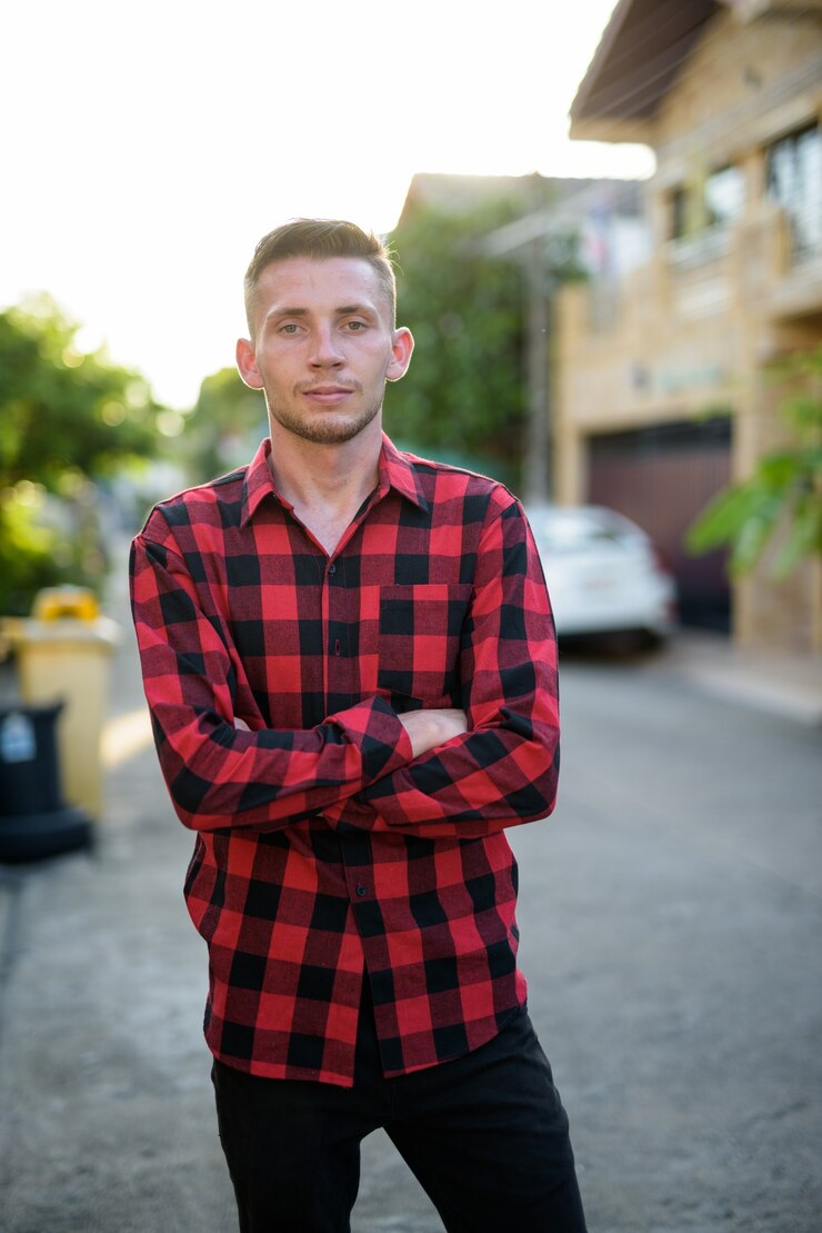 Foto jovem vestindo uma camisa xadrez vermelha na rua ao ar livre