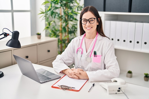 Jovem vestindo uniforme médico trabalhando na clínica