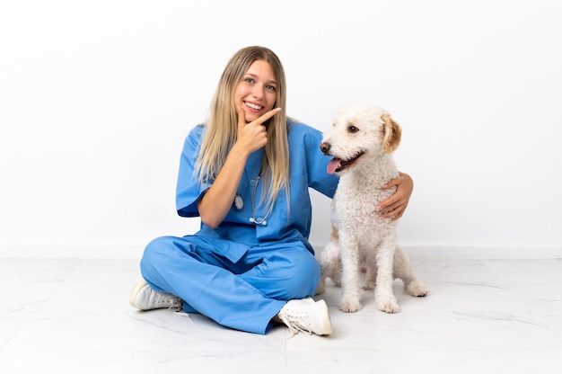 Jovem veterinária com cachorro