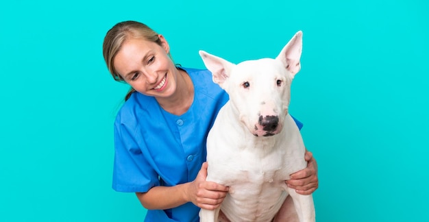 Jovem veterinária inglesa com cachorro