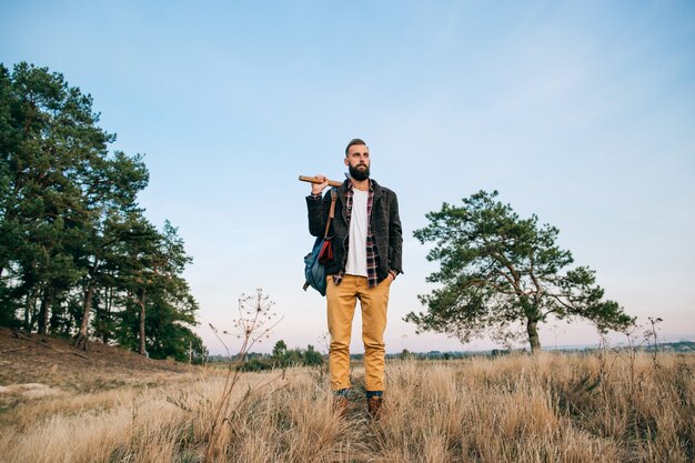 Jovem viaja sozinho na natureza na europa