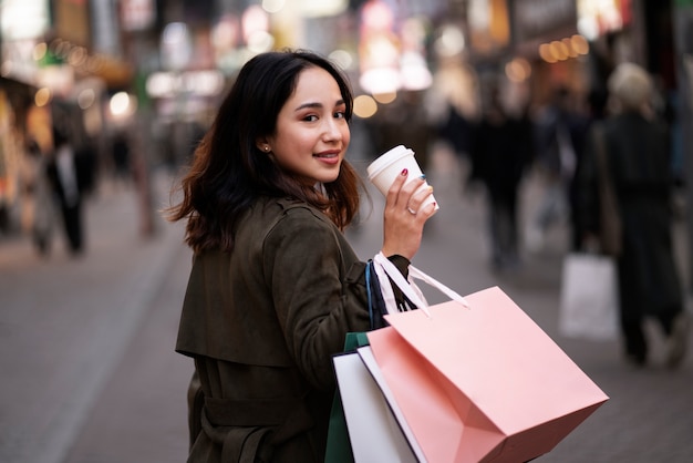 Jovem viajando pelo japão