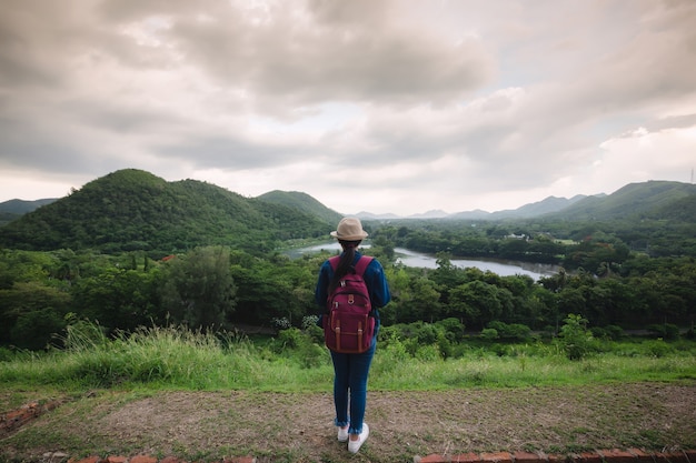 jovem viajante asiático no Parque Nacional Kang Kra Chan, Tailândia