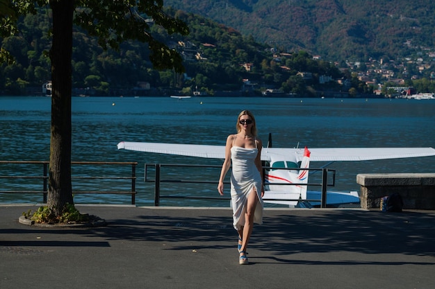 Jovem viajante em um vestido de moda sexy, apreciando a vista de como passageiro da itália viajando em abril