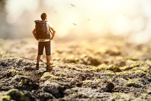 Jovem viajante explorando o conceito de mundo. Mídia mista