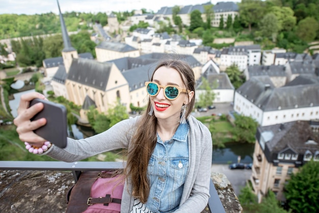 Jovem viajante fazendo selfie no fundo da cidade velha na cidade de Luxemburgo