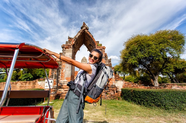 Foto jovem viajante feminino asiático com mochila viajando