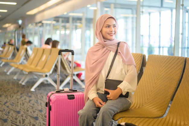 Jovem viajante muçulmana carregando malas nas férias de viagem do aeroporto internacional e viagem conceptx9