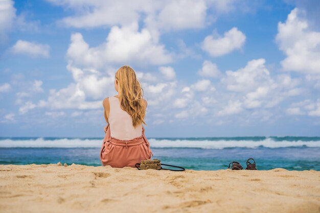 Jovem viajante na incrível Melasti Beach com água turquesa, Bali Island Indonésia