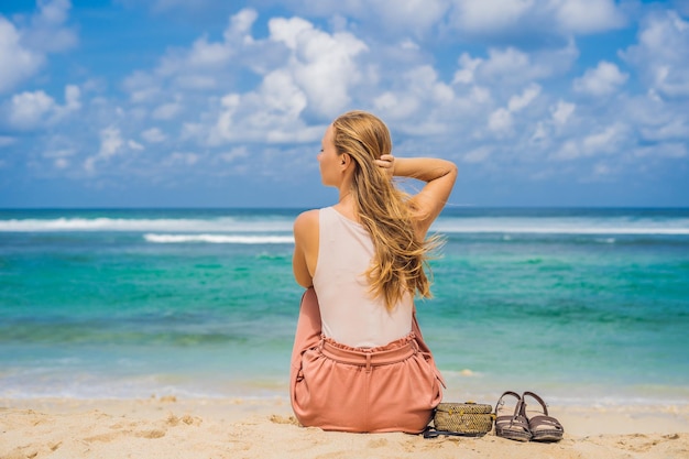 Jovem viajante na incrível Melasti Beach com água turquesa, Bali Island Indonésia