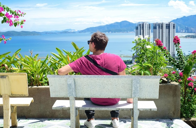 Jovem viajante olhando para a paisagem do pagode Chua Da Bao em Nha Trang Vietnam