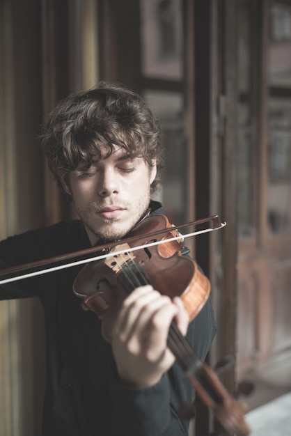 Foto jovem violinista loira bonita