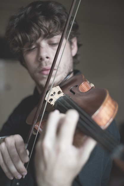 jovem violinista loira bonita