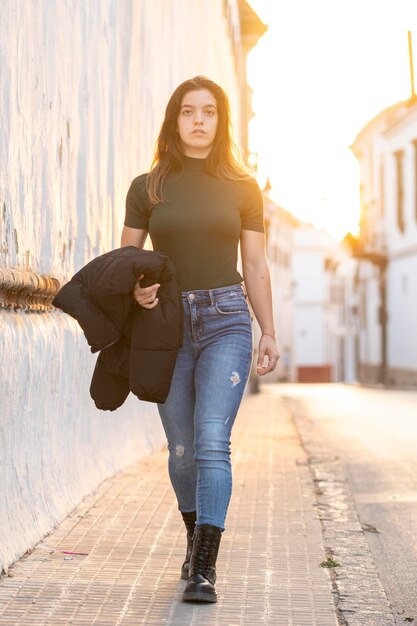 Jovem visitando as ruas de Sanlucar de Barrameda