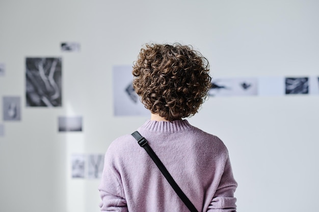 Jovem visitando galeria de fotos