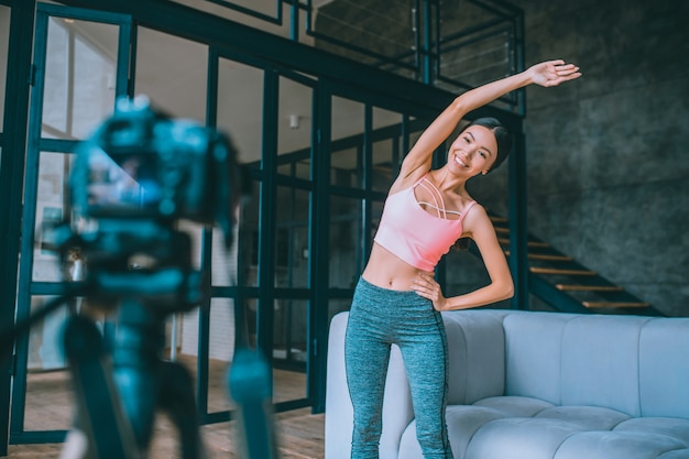 Jovem vlogger de fitness gravando um vídeo