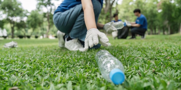 jovem voluntária a recolher lixo a recolher a poluição da terra problema ambiental