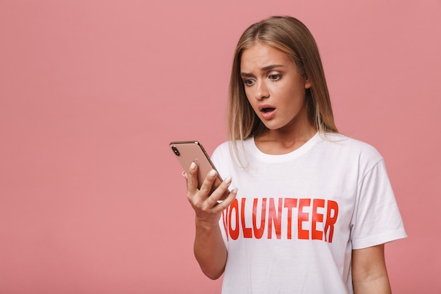 Jovem voluntária confusa, isolada, usando telefone celular