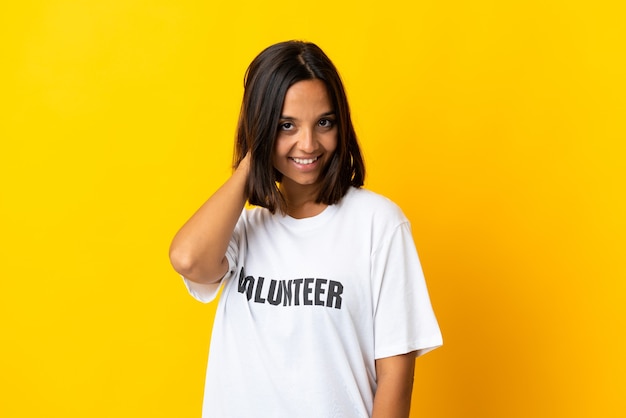 Jovem voluntária isolada em uma risada amarela