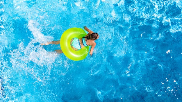 Joven activa en la piscina