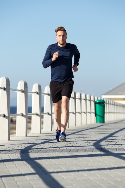 Joven activo corriendo afuera