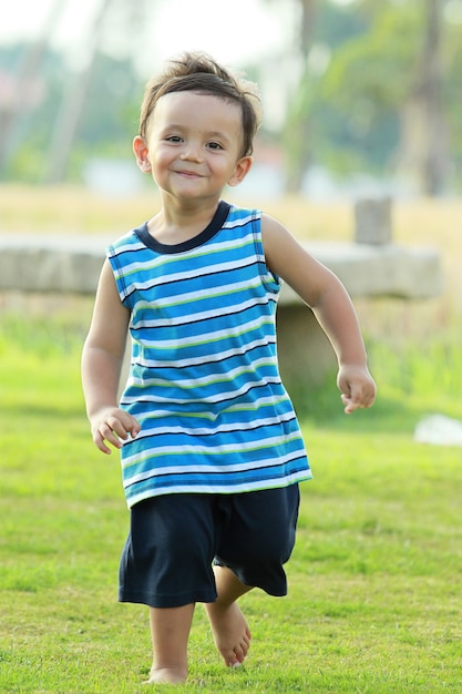 Joven activo sonriendo y corriendo