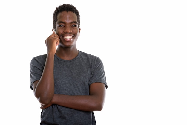 Joven adolescente africano con cabello afro mediante teléfono