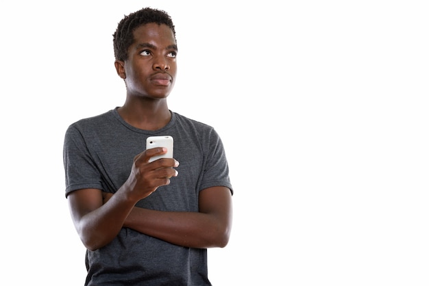 Joven adolescente africano con cabello afro mediante teléfono