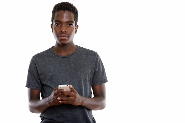 Joven adolescente africano con cabello afro mediante teléfono