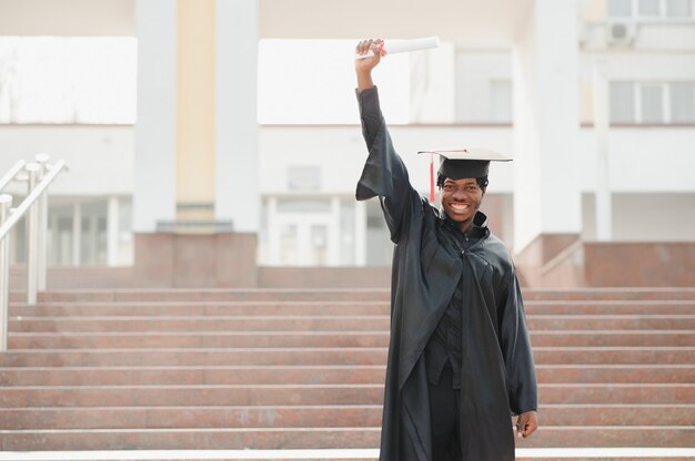 Joven adolescente afroamericana graduarse