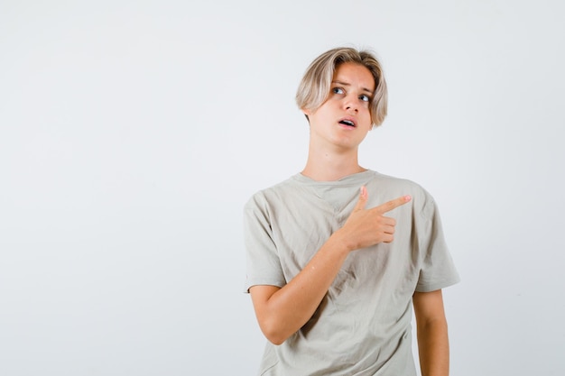 Joven adolescente apuntando a la esquina superior derecha