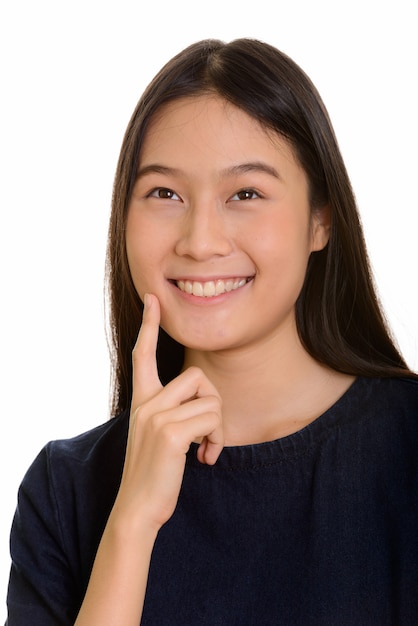 Joven adolescente asiática feliz sonriendo y pensando