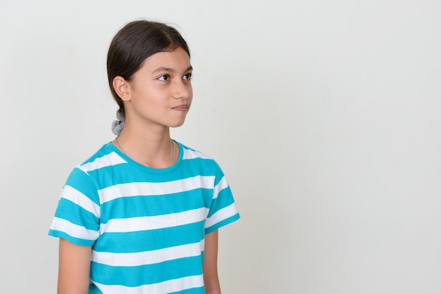 Foto joven adolescente asiática multiétnica contra la pared blanca