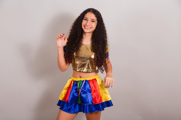 Joven adolescente brasileña con ropa de frevo carnaval bailando samba