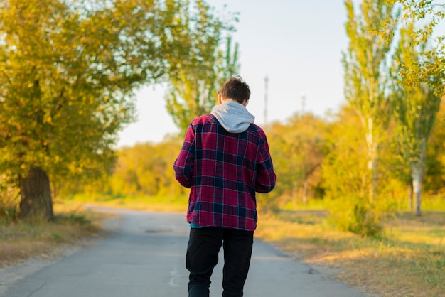 Foto joven adolescente corre temprano en la mañana en el camino rural entre los prados verdes f