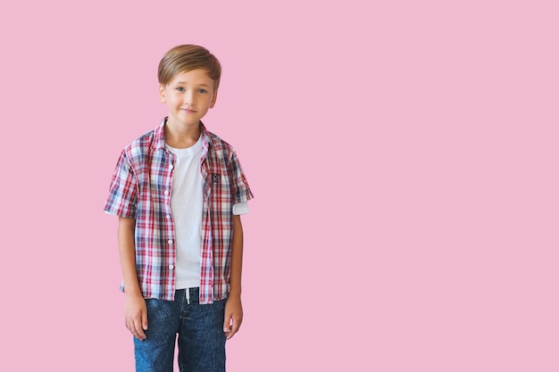 Joven adolescente feliz con ropa casual de fondo rosa