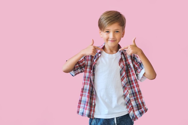 Joven adolescente feliz con ropa casual de fondo rosa