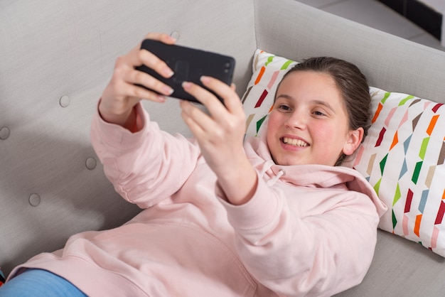 Joven adolescente haciendo selfie