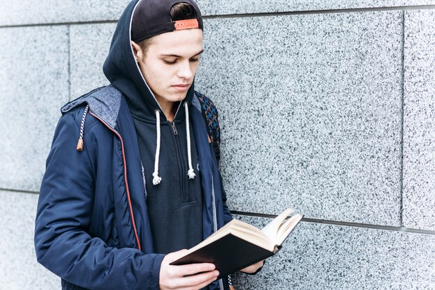 Joven adolescente leyendo un libro