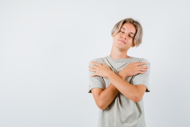 Foto joven adolescente manteniendo los brazos cruzados sobre el pecho