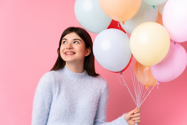 Joven adolescente con muchos globos