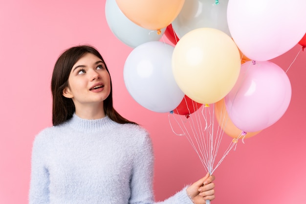 Joven adolescente con muchos globos