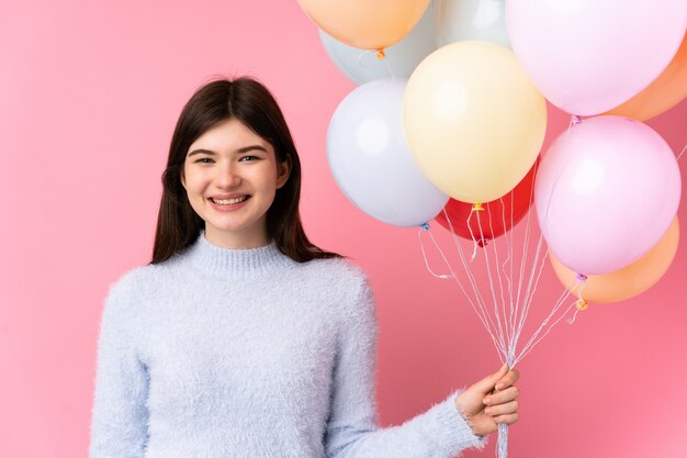 Joven adolescente con muchos globos