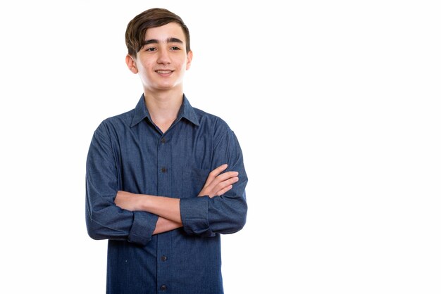 Joven adolescente persa feliz sonriendo mientras piensa