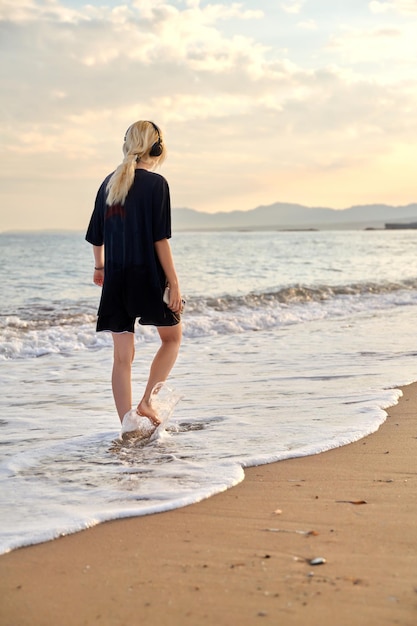 Joven adolescente en la playa por la mañana